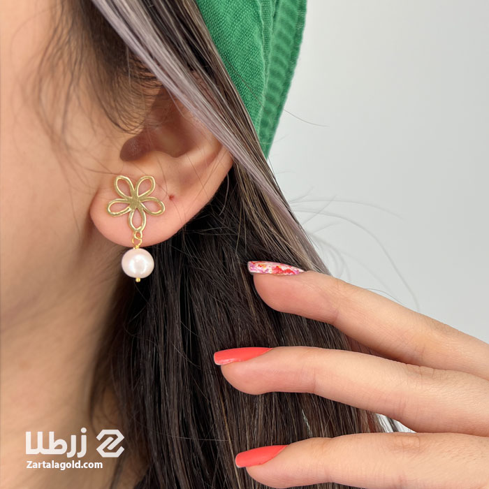 گوشواره چسبان طرح گل و آویز مروارید
