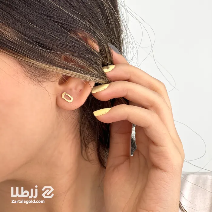 گوشواره میخی طرح بیضی تو خالی کد E14420 گوشواره میخی طرح بیضی تو خالی کد E14420